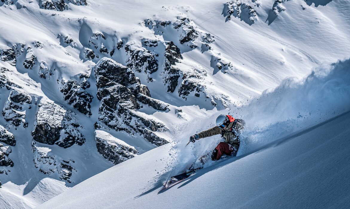 Ein Freerider bei der Abfahrt am Hang im Tiefschnee in der Silvretta Montafon.  | © Silvretta Montafon - Lorenzo Alesi