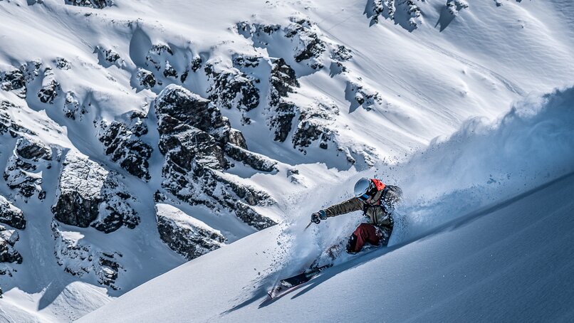 Ein Freerider bei der Abfahrt am Hang im Tiefschnee in der Silvretta Montafon.  | © Silvretta Montafon - Lorenzo Alesi