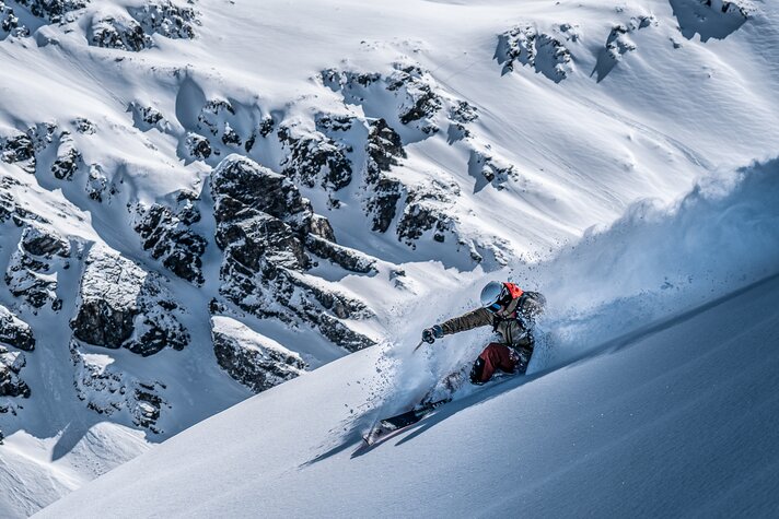 Ein Freerider bei der Abfahrt am Hang im Tiefschnee in der Silvretta Montafon.  | © Silvretta Montafon - Lorenzo Alesi