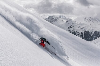 Ein Freerider fährt im Steilhang im Tiefschnee in der Silvretta Montafon. | © Silvretta Montafon - Schöffel