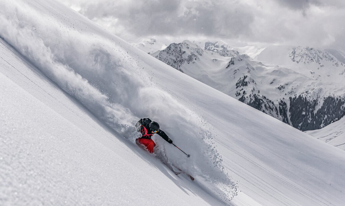 Ein Freerider fährt im Steilhang im Tiefschnee in der Silvretta Montafon. | © Silvretta Montafon - Schöffel
