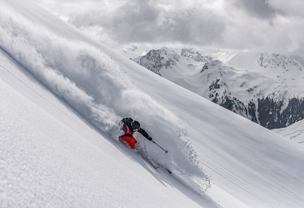 Ein Freerider fährt im Steilhang im Tiefschnee in der Silvretta Montafon. | © Silvretta Montafon - Schöffel