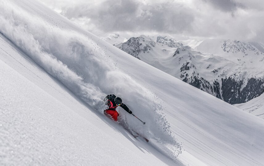 Ein Freerider fährt im Steilhang im Tiefschnee in der Silvretta Montafon. | © Silvretta Montafon - Schöffel