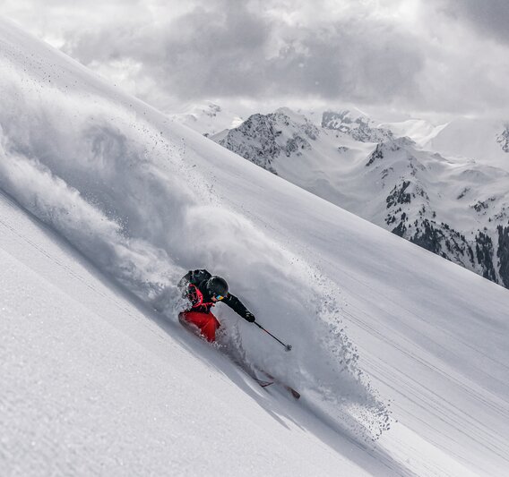 Ein Freerider fährt im Steilhang im Tiefschnee in der Silvretta Montafon. | © Silvretta Montafon - Schöffel