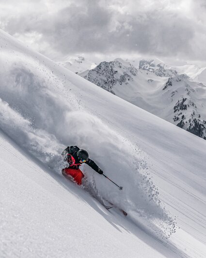 Ein Freerider fährt im Steilhang im Tiefschnee in der Silvretta Montafon. | © Silvretta Montafon - Schöffel