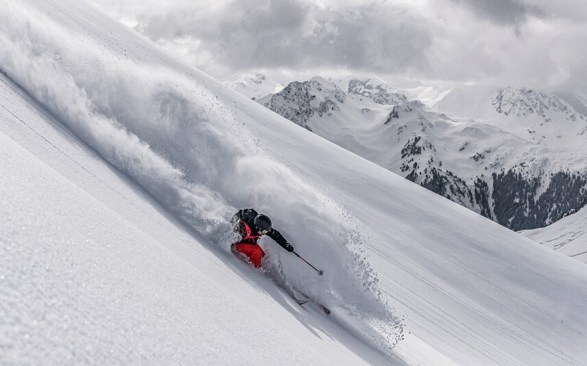 Ein Freerider fährt im Steilhang im Tiefschnee in der Silvretta Montafon. | © Silvretta Montafon - Schöffel