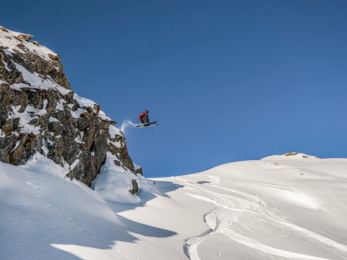 Ein Freerider springt von einer Klippe in der Silvretta Montafon. | © Silvretta Montafon - Schöffel