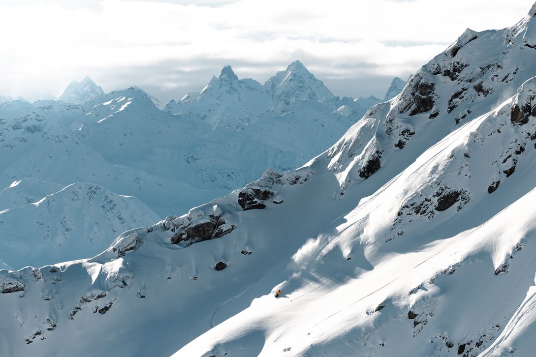 Ein Freerider fährt den tief verschneiten Hang in der Silvretta Montafon. | © Silvretta Montafon - Mathäus Gartner