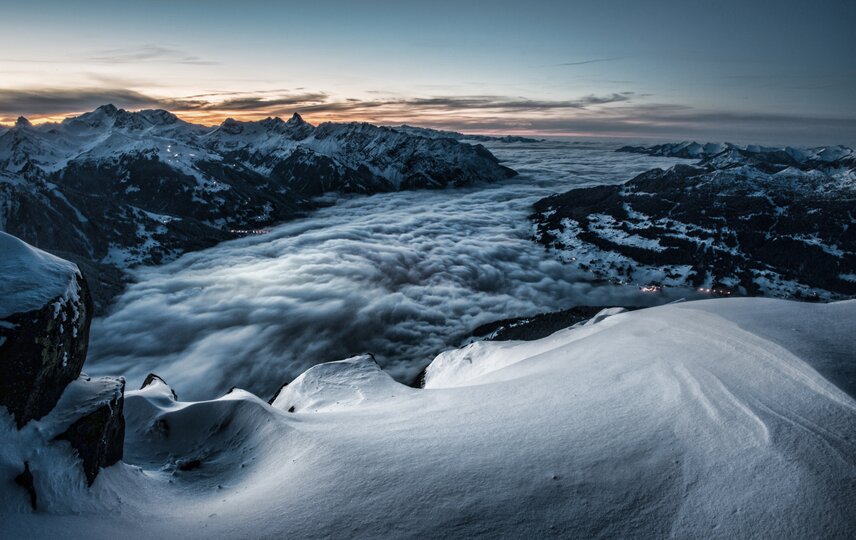 Schneelandschaft am Abend mit Blick über das ganze Montafon | © Silvretta Montafon - Daniel Hug