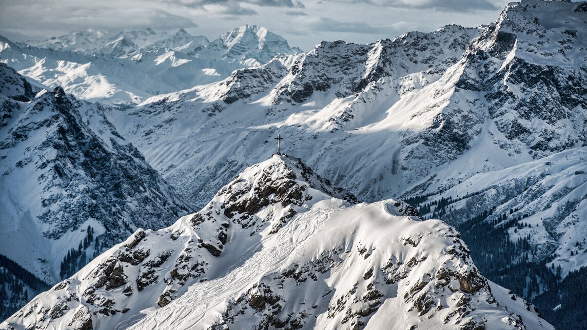 Das Gipfelkreuz auf der Zamangspitze in der Silvretta Montafon mit schneebedeckt. | © Silvretta Montafon - Daniel Hug