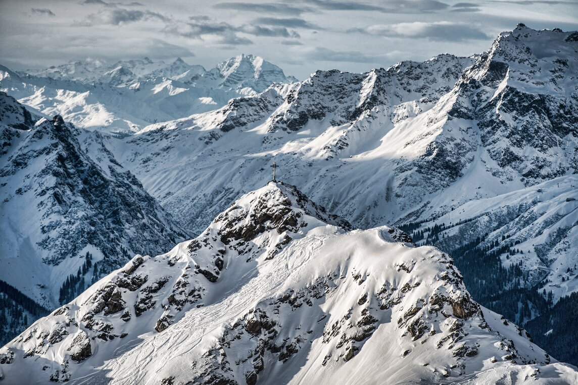 Das Gipfelkreuz auf der Zamangspitze in der Silvretta Montafon mit schneebedeckt. | © Silvretta Montafon - Daniel Hug