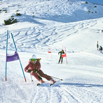 Eine sportliche Skifahrerin an der Stange in der Race Area in der Silvretta Montafon. | © Silvretta Montafon - Stefan Kothner