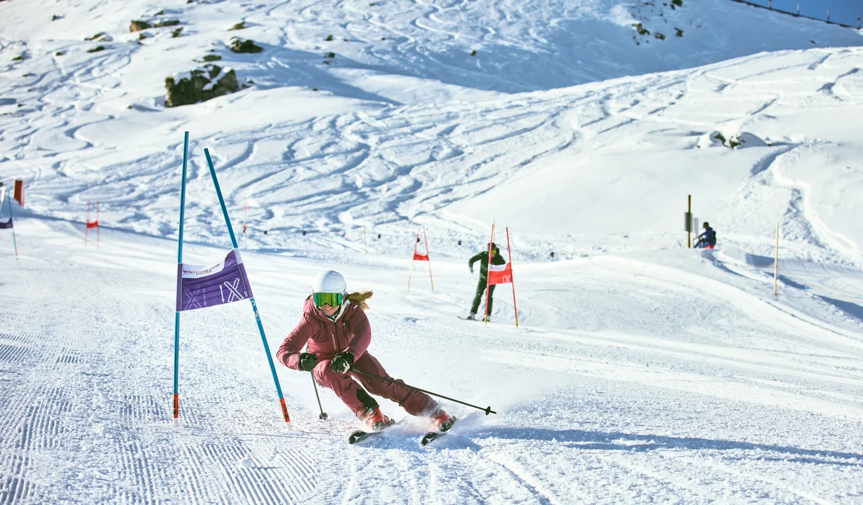 Race Area - Silvretta Montafon | © Silvretta Montafon - Stefan Kothner Eine sportliche Skifahrerin an der Stange in der Race Area in der Silvretta Montafon. | © Silvretta Montafon - Stefan Kothner