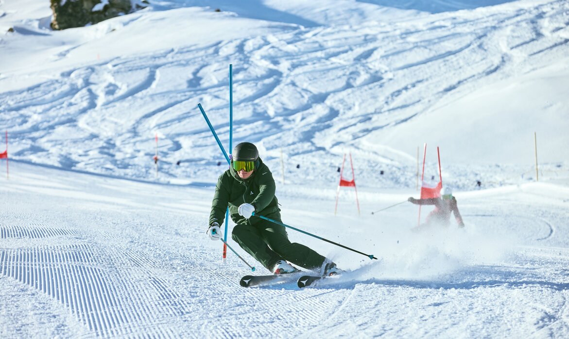 Race Area - Silvretta Montafon | © Silvretta Montafon - Stefan Kothner Ein sportlicher Skifahrer an der Stange in der Race Area in der Silvretta Montafon. | © Silvretta Montafon - Stefan Kothner