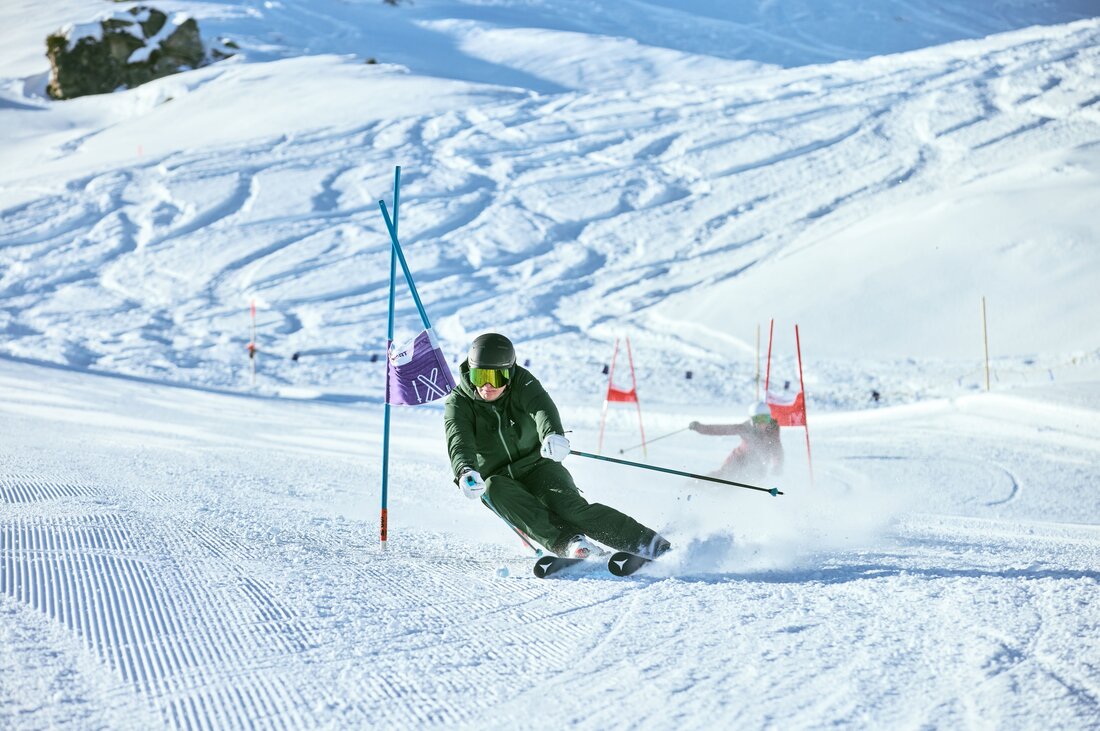 Ein sportlicher Skifahrer an der Stange in der Race Area in der Silvretta Montafon. | © Silvretta Montafon - Stefan Kothner
