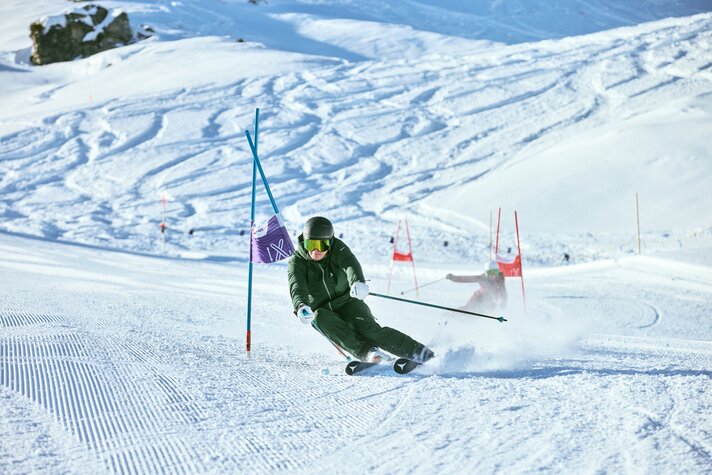Ein sportlicher Skifahrer an der Stange in der Race Area in der Silvretta Montafon. | © Silvretta Montafon - Stefan Kothner