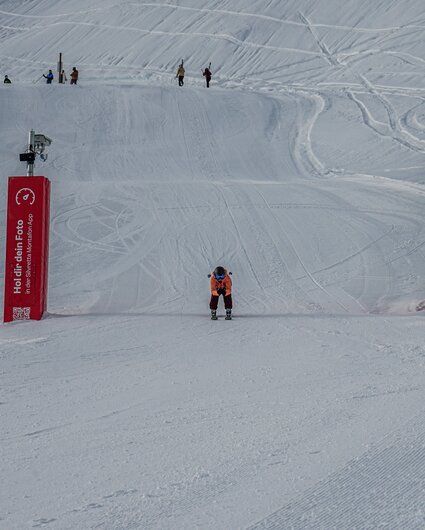 Eine Skifahrerin bei der Zieleinfahrt vom Race Cross in der Race Area.  | © Silvretta Montafon - Vanessa Strauch