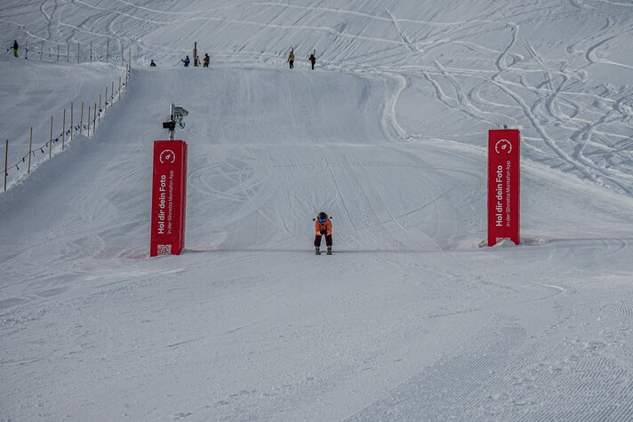 Eine Skifahrerin bei der Zieleinfahrt vom Race Cross in der Race Area.  | © Silvretta Montafon - Vanessa Strauch