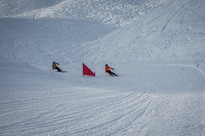 Zwei Skifahrer fahren um die Ecke beim Race Cross in der Race Area. | © Silvretta Montafon - Vanessa Strauch