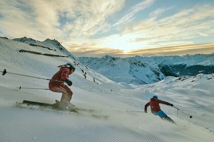 Zwei Skifahrer fahren über die frisch präparierte Pisten bei der Hochjoch Totale in der Silvretta Montafon | © Silvretta Montafon - Stefan Kothner