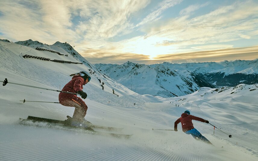 Zwei Skifahrer fahren über die frisch präparierte Pisten bei der Hochjoch Totale in der Silvretta Montafon | © Silvretta Montafon - Stefan Kothner