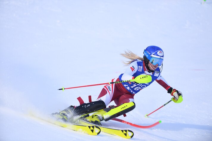 Eine Skirennläuferin beim Slalom fahren in der Silvretta Montafon | © Silvretta Montafon - Tirolfoto Spiess