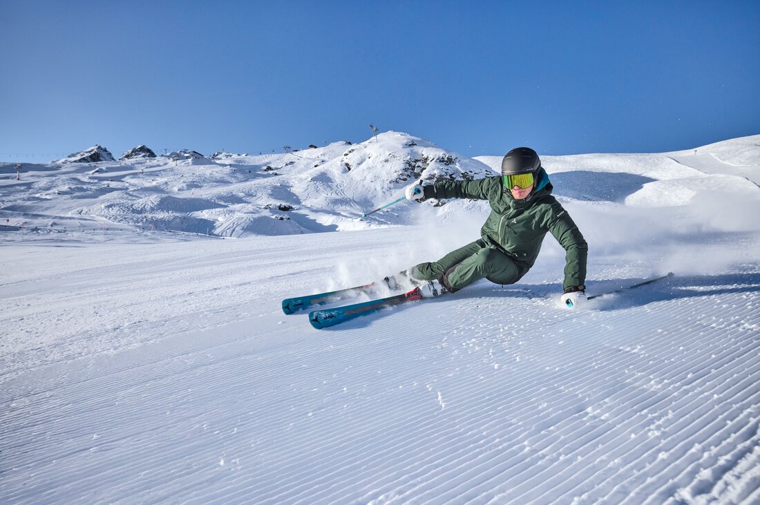 Skifahren - Silvretta Montafon | © Silvretta Montafon - Stefan Kothner Ein sportlicher Skifahrer auf der perfekt präparierten Piste bei Sonnenschein. | © Silvretta Montafon - Stefan Kothner