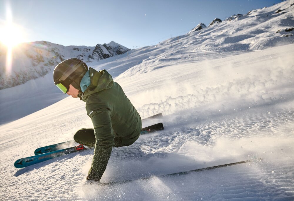 Ein sportlicher Skifahrer auf der Skipiste bei Sonnenschein. | © Silvretta Montafon - Stefan Kothner