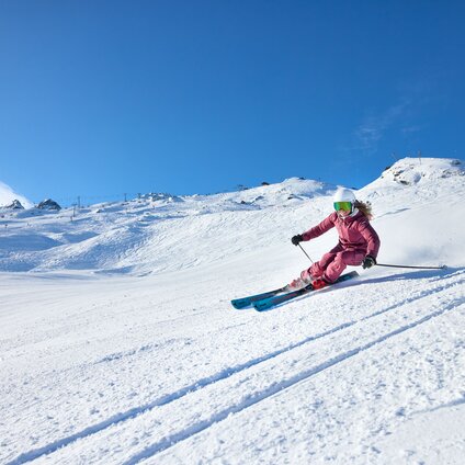 Eine sportliche Skifahrerin auf der Piste.  | © Silvretta Montafon - Stefan Kothner