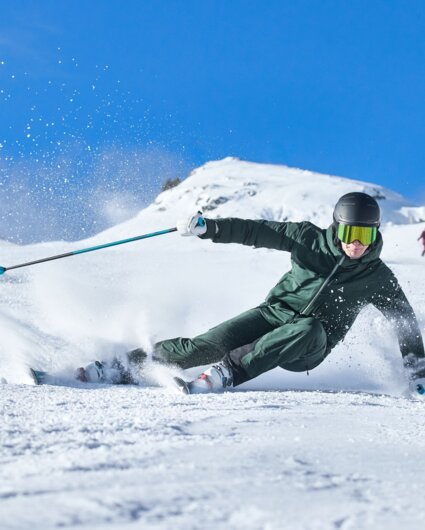 Ein sportlicher Skifahrer auf der Skipiste bei schönem Wetter und blauem Himmel. | © Silvretta Montafon - Stefan Kothner