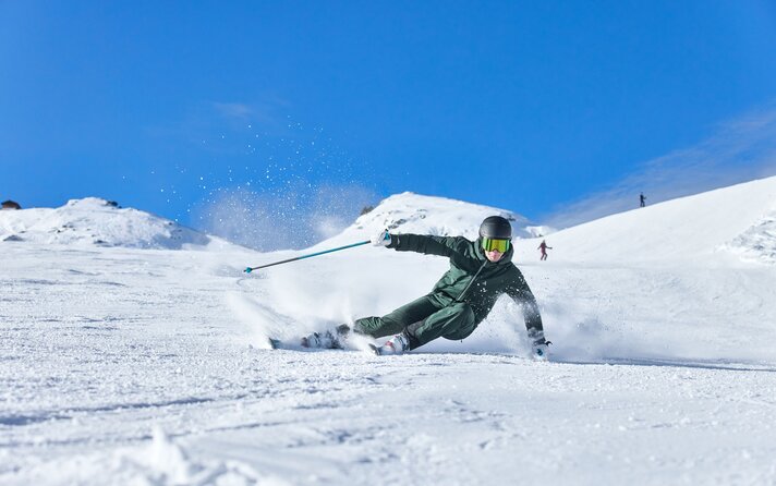 Ein sportlicher Skifahrer auf der Skipiste bei schönem Wetter und blauem Himmel. | © Silvretta Montafon - Stefan Kothner