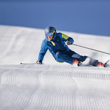 Ein sportlicher Skifahrer auf der Piste in der Silvretta Montafon. | © Silvretta Montafon - Schöffel