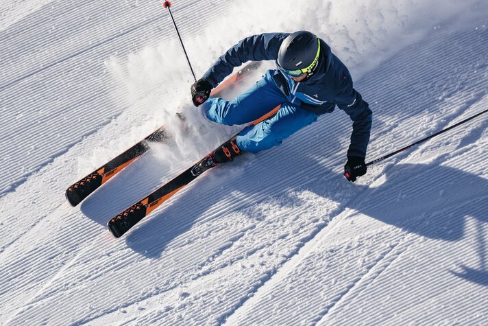 Ein Skifahrer auf der Piste von oben. | © Silvretta Montafon - Schöffel