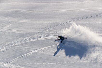 Ansicht eines Skifahrers auf der Piste von oben. | © Silvretta Montafon - Schöffel