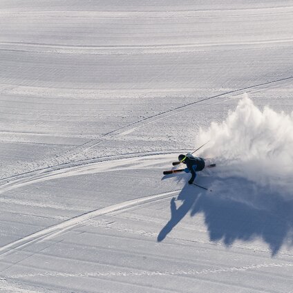 Ansicht eines Skifahrers auf der Piste von oben. | © Silvretta Montafon - Schöffel