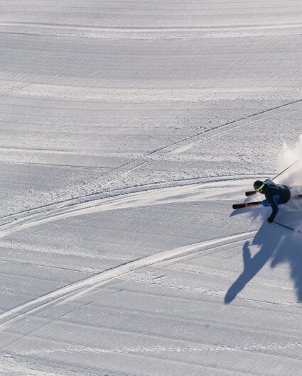 Ansicht eines Skifahrers auf der Piste von oben. | © Silvretta Montafon - Schöffel