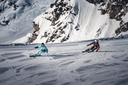 zwei Skifahrer fahren parallel eine Piste der Silvretta Montafon hinunter.  | © Silvretta Montafon - Daniel Hug