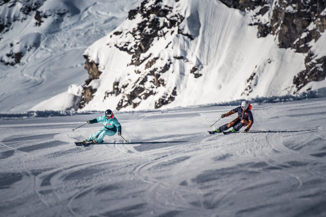 Skifahrer auf der Piste - Silvretta Montafon | © Silvretta Montafon - Daniel Hug zwei Skifahrer fahren parallel eine Piste der Silvretta Montafon hinunter. | © Silvretta Montafon - Daniel Hug