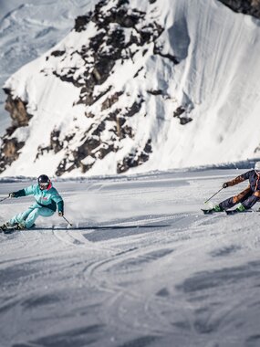 Skifahrer auf der Piste - Silvretta Montafon | © Silvretta Montafon - Daniel Hug zwei Skifahrer fahren parallel eine Piste der Silvretta Montafon hinunter. | © Silvretta Montafon - Daniel Hug
