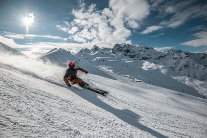 Ein Skifahrer fährt die Piste im Skigebit Silvretta Montafon hinunter. | © Silvretta Montafon - Daniel Hug