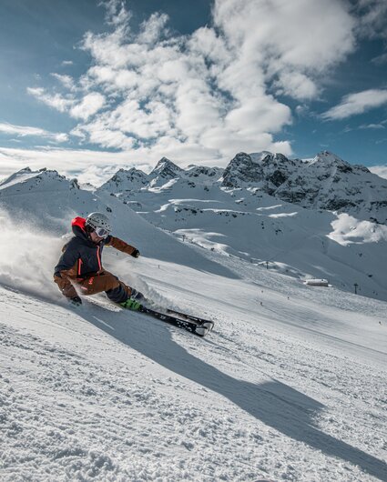 Ein Skifahrer fährt die Piste im Skigebit Silvretta Montafon hinunter. | © Silvretta Montafon - Daniel Hug