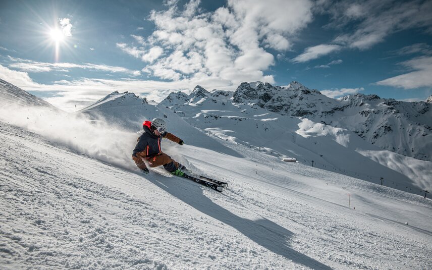 Ein Skifahrer fährt die Piste im Skigebit Silvretta Montafon hinunter. | © Silvretta Montafon - Daniel Hug