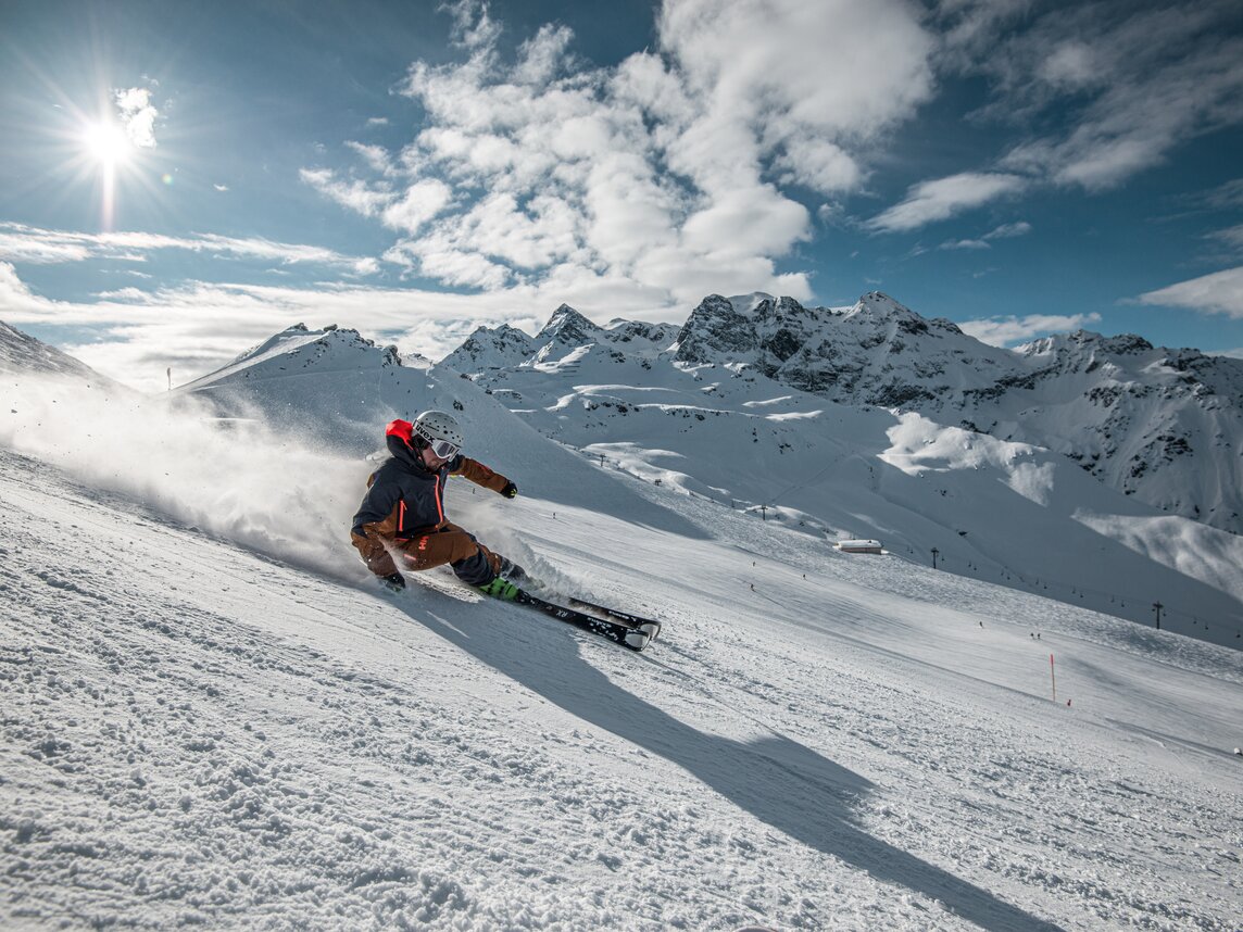 Ein Skifahrer fährt die Piste im Skigebit Silvretta Montafon hinunter. | © Silvretta Montafon - Daniel Hug