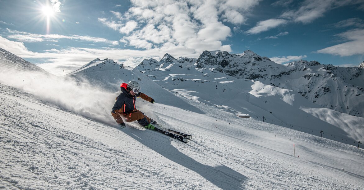 Ein Skifahrer fährt die Piste im Skigebit Silvretta Montafon hinunter. | © Silvretta Montafon - Daniel Hug
