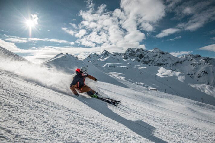 Ein Skifahrer fährt die Piste im Skigebit Silvretta Montafon hinunter. | © Silvretta Montafon - Daniel Hug