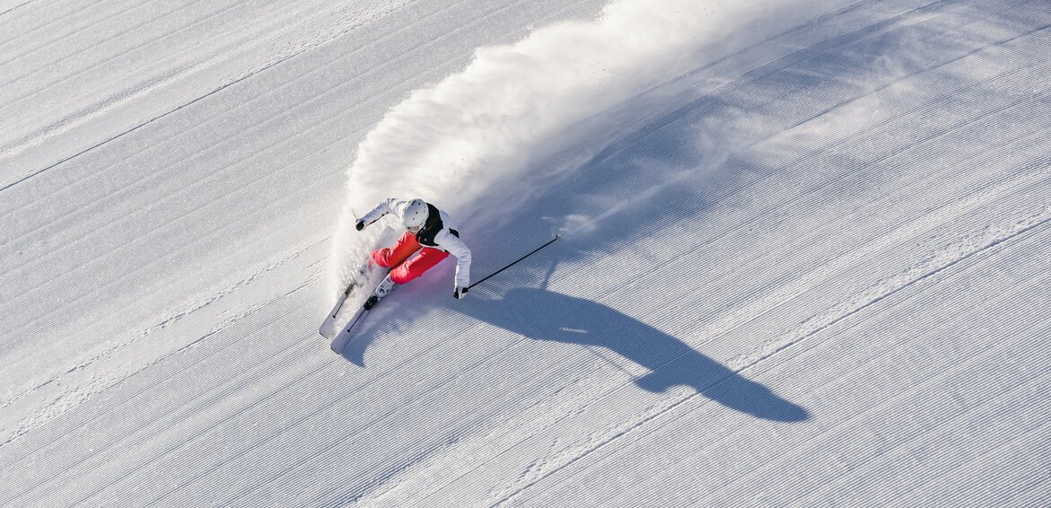 Skifahrerin - Silvretta Montafon | © Silvretta Montafon - Schöffel Ansicht einer Skifahrerin auf der Piste von oben. | © Silvretta Montafon - Schöffel
