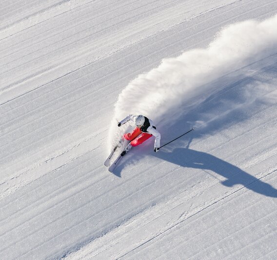 Ansicht einer Skifahrerin auf der Piste von oben. | © Silvretta Montafon - Schöffel