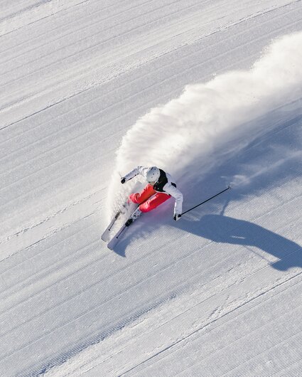 Ansicht einer Skifahrerin auf der Piste von oben. | © Silvretta Montafon - Schöffel