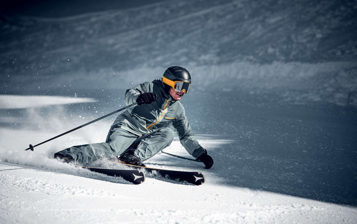 Eine sportlicher Skifahrer auf der Piste in der Silvretta Montafon. | © Silvretta Montafon - Redster Cloud