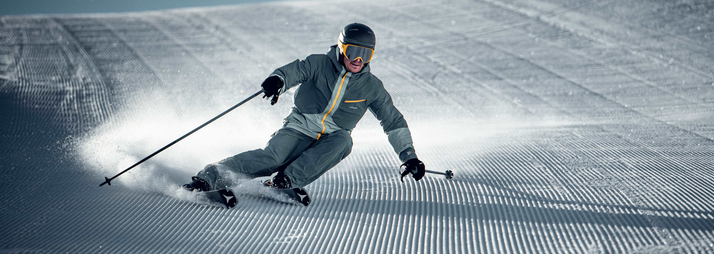 Eine sportlicher Skifahrer auf der Piste in der Silvretta Montafon. | © Silvretta Montafon - Redster Cloud